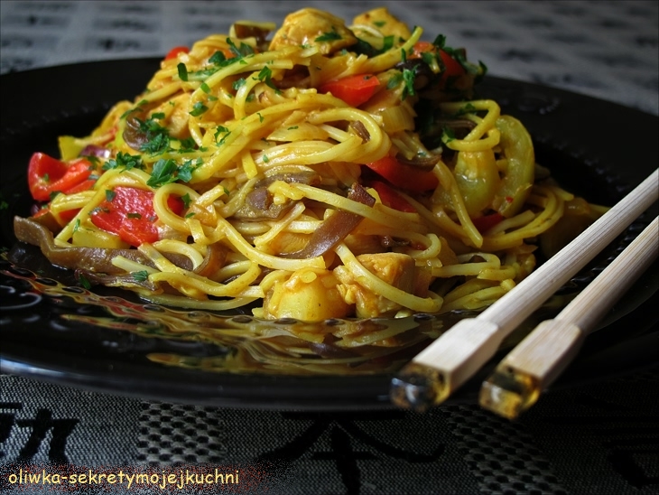 CHOW MEIN Z KURCZAKIEM