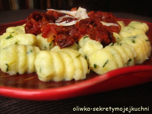 GNOCCHI ZIOŁOWE Z POMIDORAMI