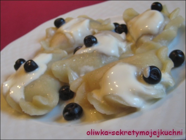 PIEROGI Z TWAROGIEM I JAGODAMI