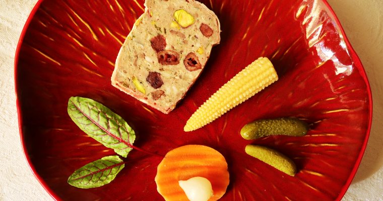 TERRINA MIĘSNA Z ŻURAWINĄ I PISTACJAMI