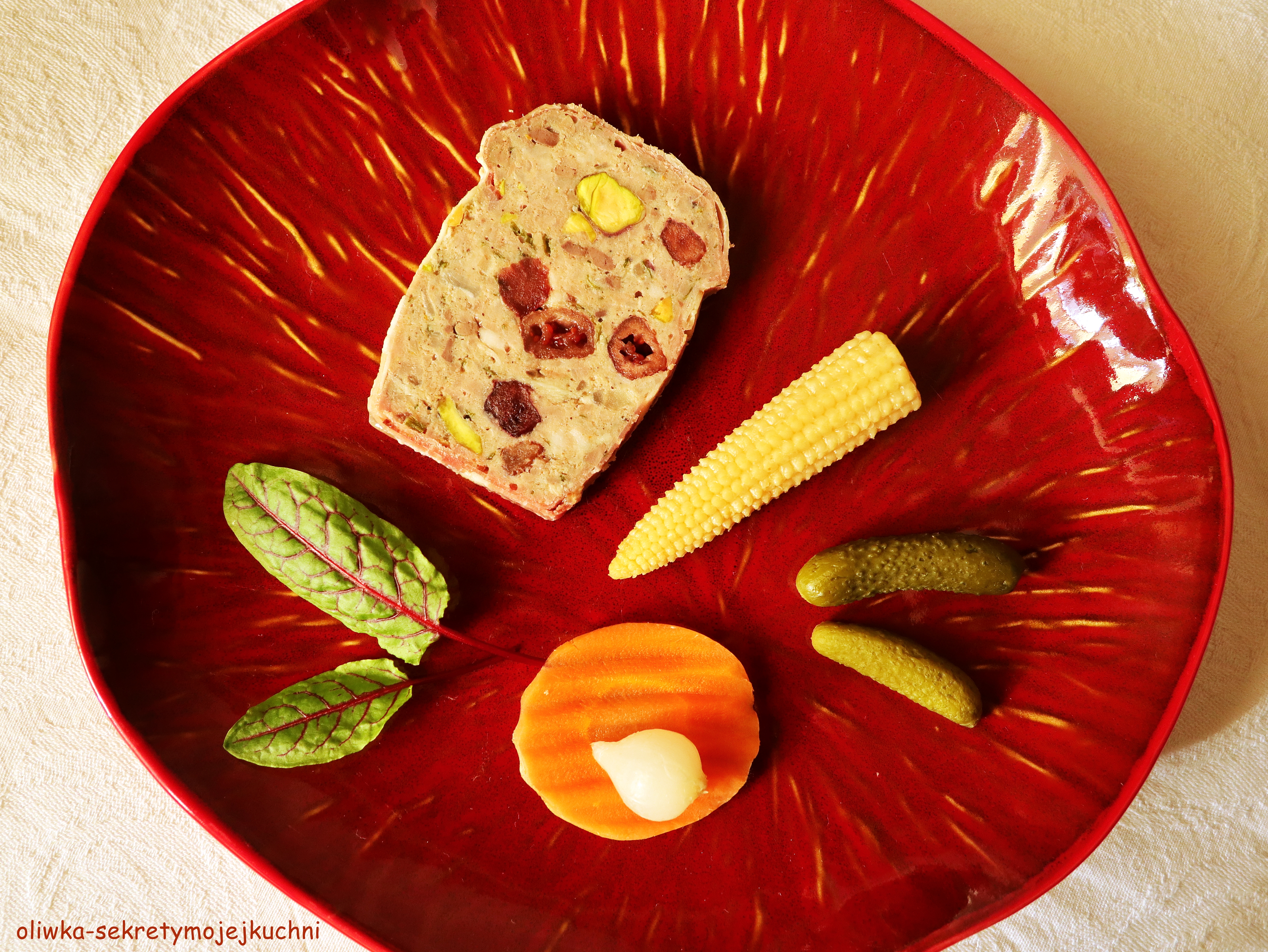 TERRINA MIĘSNA Z ŻURAWINĄ I PISTACJAMI