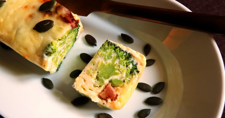 TERRINA Z BROKUŁAMI I BOCZKIEM