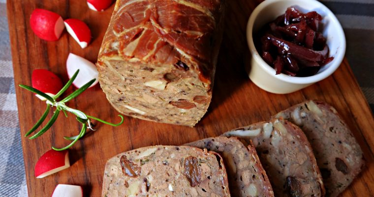 TERRINA DROBIOWA Z WĄTRÓBKĄ, RODZYNKAMI I MIGDAŁAMI