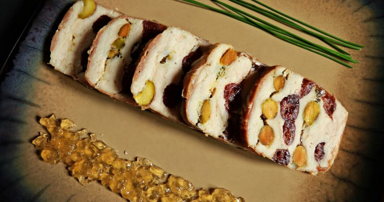 TERRINA Z KURCZAKA Z PISTACJAMI I ŻURAWINĄ